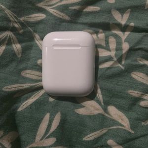 AirPod lightning charging case